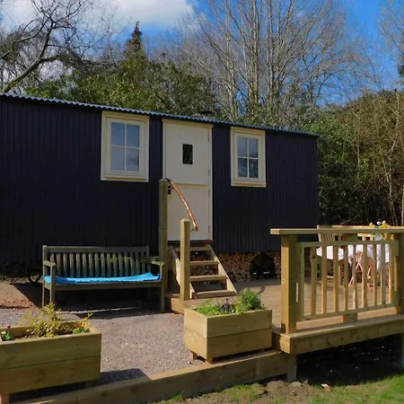 Haslemere - - Sleeps 2 - Parking - Garden *