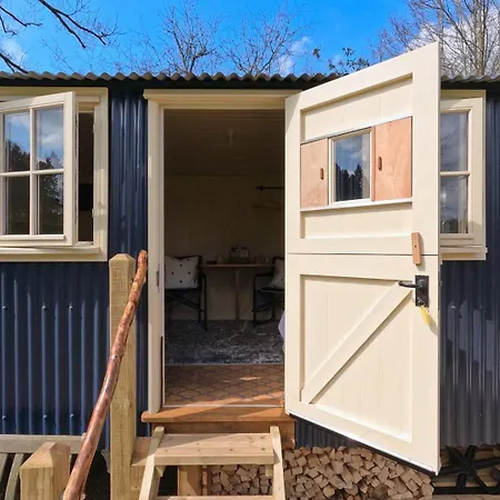 Haslemere - - Sleeps 2 - Parking - Garden בית נופש בריסטול